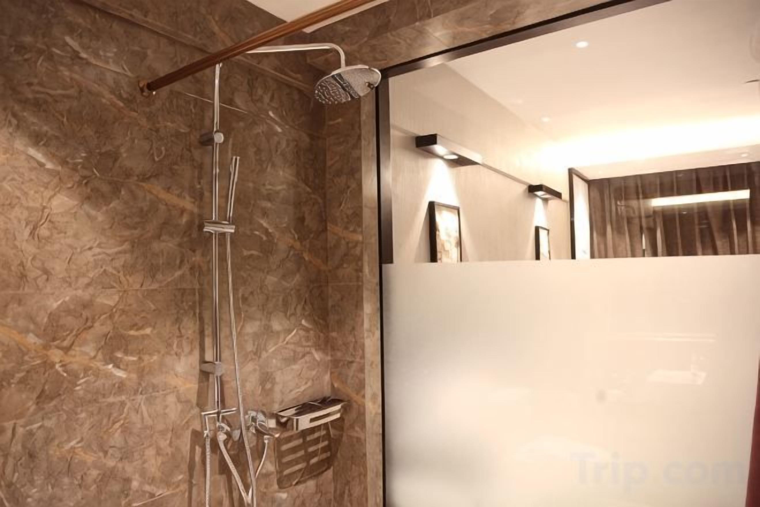 تجهيزات دش، مجففات شعر، خف للقدمين