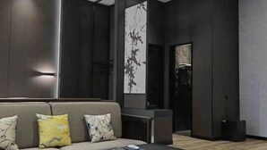 Ein modernes Wohnzimmer mit einer Couch, einem Couchtisch und einem großen abstrakten Gemälde an der Wand.