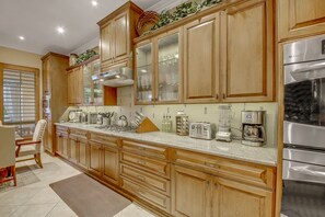 冰箱、微波炉、烤箱、炉灶