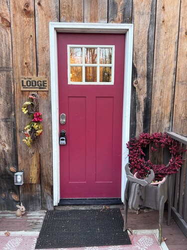 Cozy 2-bedroom cabin with free parking.