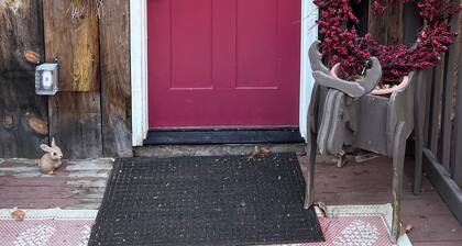 Cozy 2-bedroom cabin with free parking.