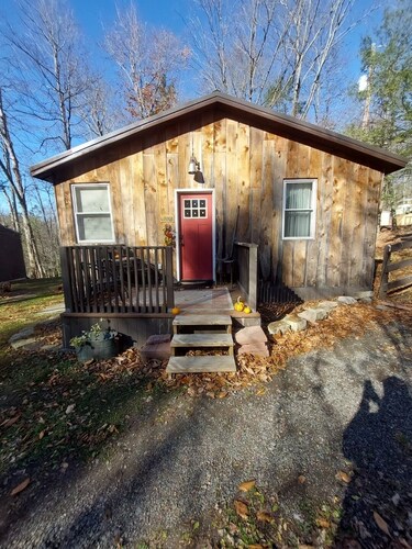 Cozy 2-bedroom cabin with free parking.