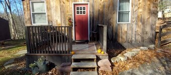 Cozy 2-bedroom cabin with free parking.
