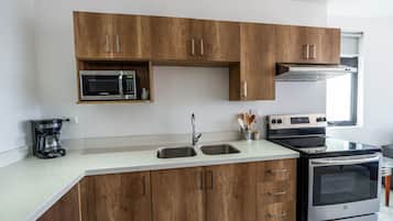 Køleskab, mikrobølgeovn, ovn, kogeplade