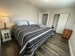 3 bedrooms, iron/ironing board, travel crib, free WiFi - NEW, Super Comfortable Ranch! (Mentor)