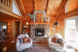 Smart TV, chimenea, libros