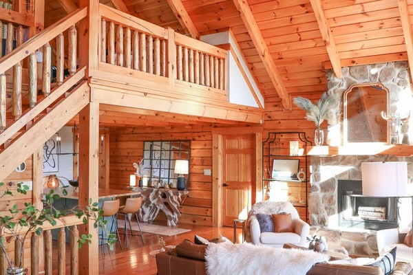 Een smart-tv, een open haard en boeken