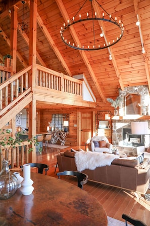 Smart TV, fireplace, books - Luxury, Curated Lakefront Cabin with New Hot Tub. Near Breweries and Vineyards! (Faber)