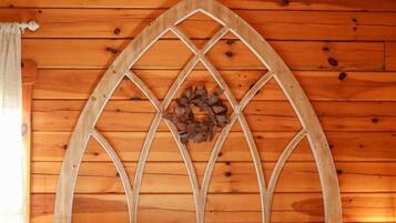 5 habitaciones, escritorio y tabla de planchar con plancha