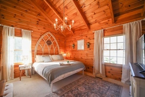 5 bedrooms, desk, iron/ironing board, travel crib - Luxury, Curated Lakefront Cabin with New Hot Tub. Near Breweries and Vineyards! (Faber)