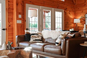 تلفزيون ذكي، مدفأة، كُتُب