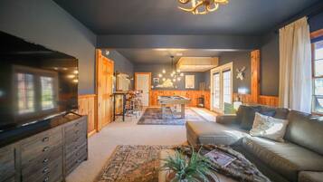 Smart TV, chimenea y libros