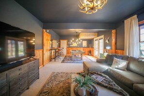 تلفزيون ذكي، مدفأة، كُتُب