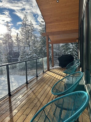 Terrace/patio - Brand new custom built cabin! 5 minute drive from Kaslo and public beaches. (Kaslo)