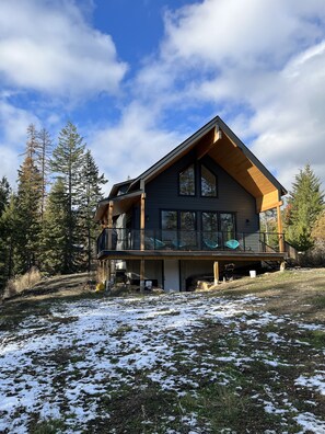Exterior - Brand new custom built cabin! 5 minute drive from Kaslo and public beaches. (Kaslo)