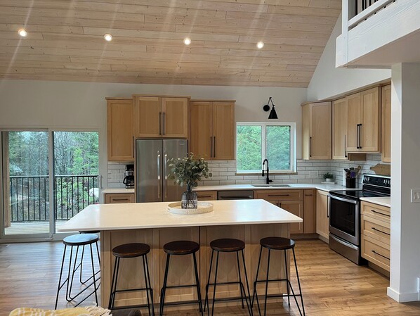 Fridge, microwave, oven, stovetop - Brand new custom built cabin! 5 minute drive from Kaslo and public beaches. (Kaslo)