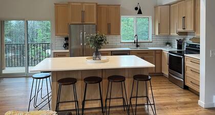 Brand new custom built cabin! 5 minute drive from Kaslo and public beaches.