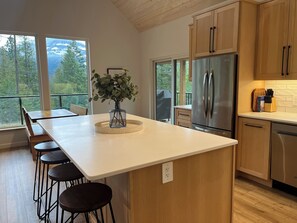 Fridge, microwave, oven, stovetop - Brand new custom built cabin! 5 minute drive from Kaslo and public beaches. (Kaslo)