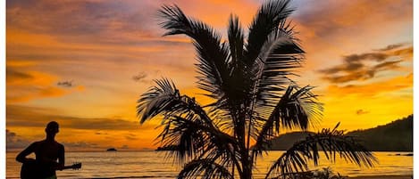 Nära stranden, solstolar och strandhanddukar