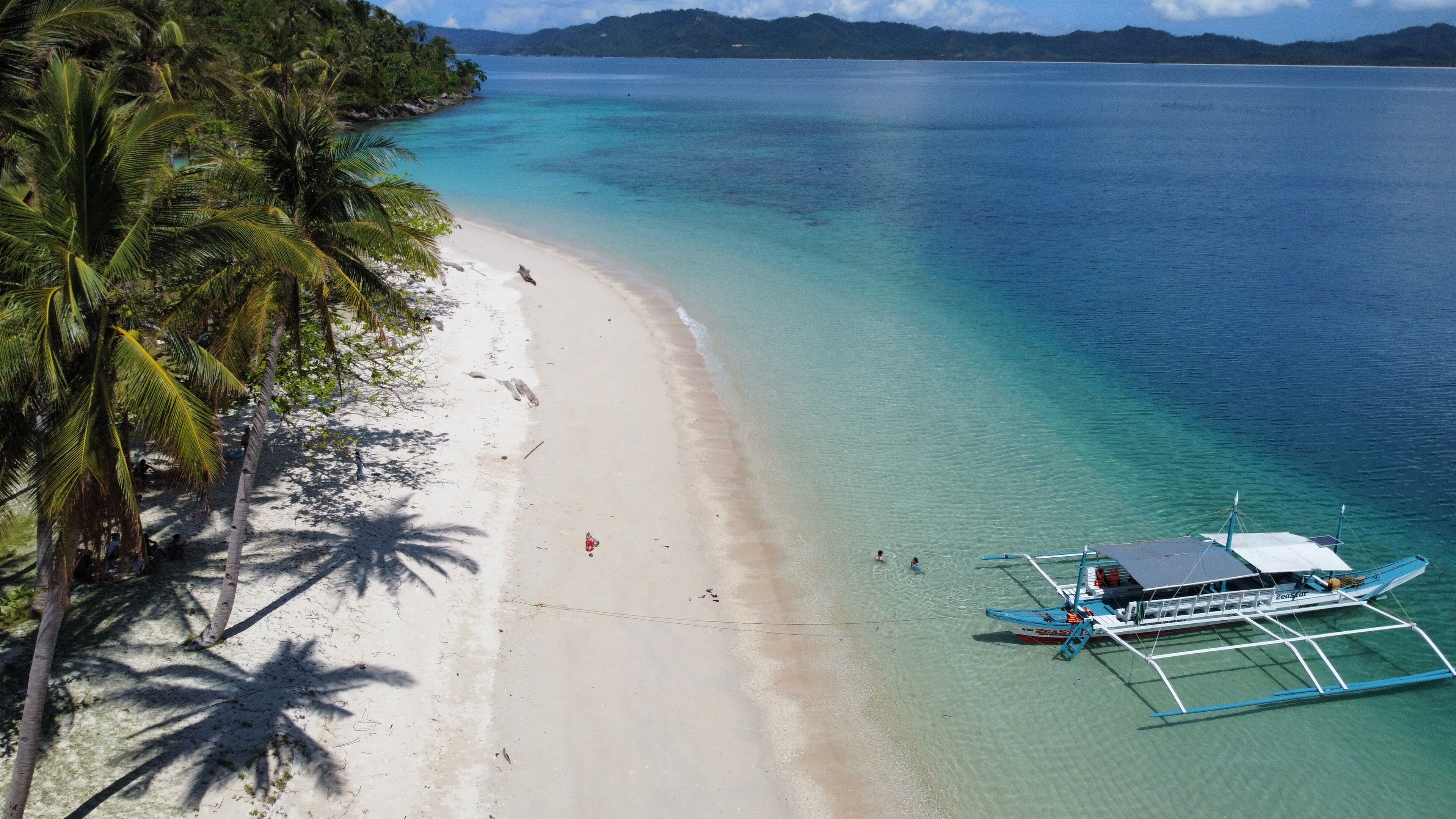 Vlak bij het strand, ligstoelen, strandlakens