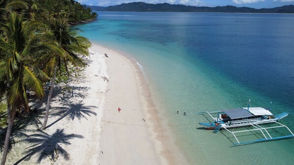 بالقرب من الشاطئ، كراسي للتشمس، مناشف للشاطئ