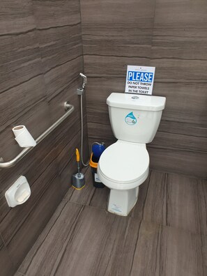 Dusj, bidé, håndklær og såpe