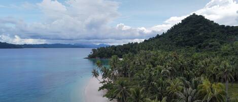 Nær stranden, solsenger og strandhåndklær