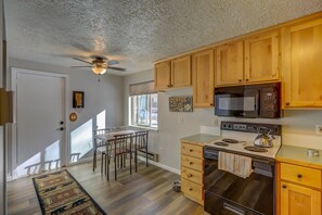 ثلاجة، ميكروويف، فرن، موقد طهي مسطح