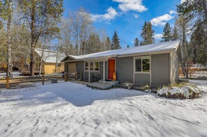 Exterior - Dobby's Place - Fenced yard - Close to downtown - WiFi - Pet-friendly - Garage (McCall)