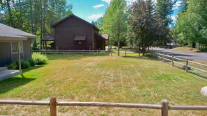 Property grounds - New - Dobby's Place - Fenced yard - Close to downtown - WiFi - Pet-friendly - Garage (McCall)