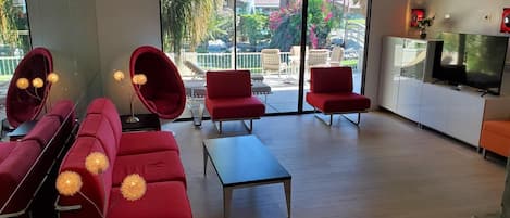 Smart TV, fireplace, offices