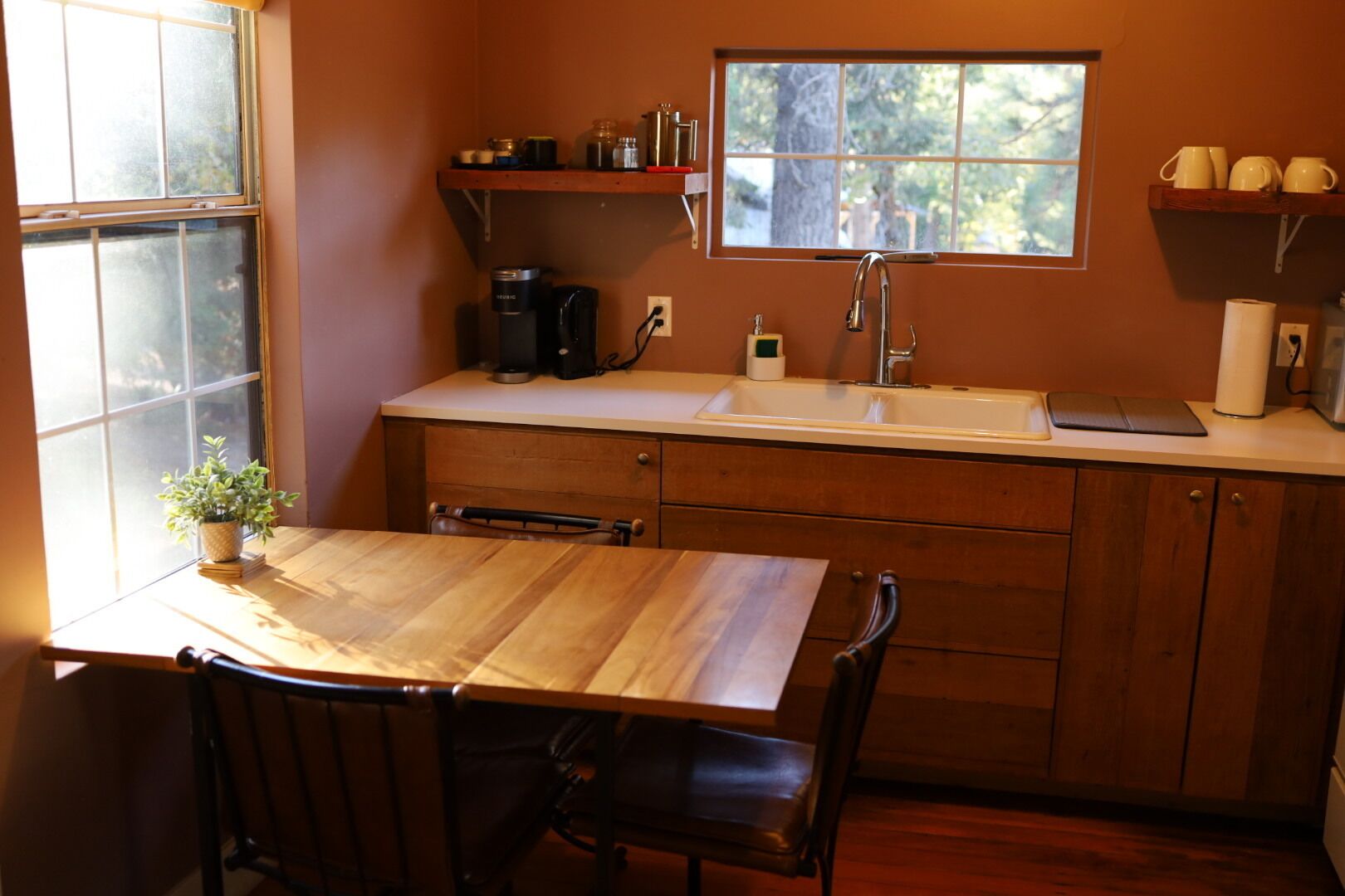 Réfrigérateur, four, plaque de cuisson, cafetière/bouilloire