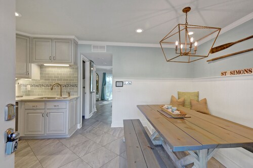 Updated island getaway - 5 minutes to the beach!