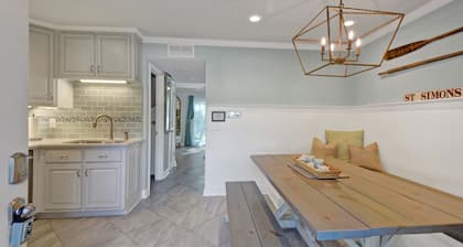 Updated island getaway - 5 minutes to the beach!