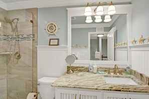 Shower, hair dryer, towels, toilet paper - Updated island getaway - 5 minutes to the beach! (St. Simons Island)