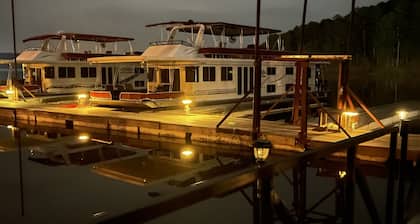 Luxury 75ft Houseboat w/ Hot Tub, 30 min from Hot Springs, AR