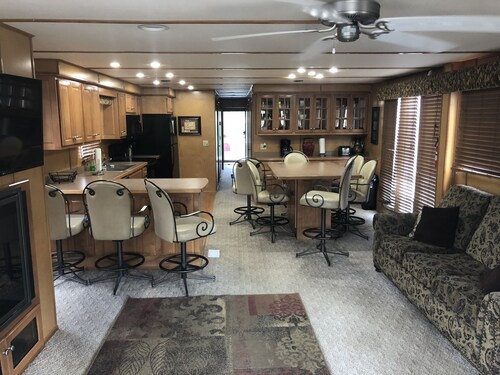 Luxury 75ft Houseboat w/ Hot Tub, 30 min from Hot Springs, AR