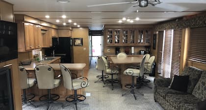 Luxury 75ft Houseboat w/ Hot Tub, 30 min from Hot Springs, AR