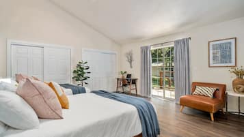 3 sovrum, skrivbord, strykjärn/strykbräda och resesäng