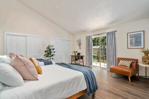 3 slaapkamers, een bureau, een strijkplank/strijkijzer, reisbedje