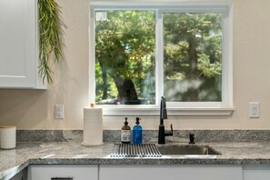 Fridge, microwave, oven, stovetop - Stylish Mountain Home Near Yosemite, Lake, Golfing (Groveland)