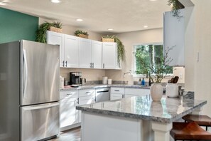 Fridge, microwave, oven, stovetop - Stylish Mountain Home Near Yosemite, Lake, Golfing (Groveland)