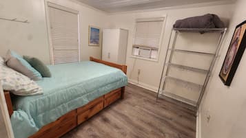 4 bedrooms, free WiFi, bed sheets