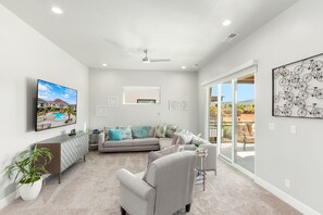 TV, fireplace, video-game console - Ocotillo Springs Resort 45, Southern Comfort, Private Pool, Hot Tub, & Community Pool (Santa Clara)