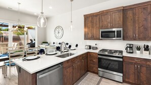 Una cocina moderna con armarios de madera, electrodomésticos de acero inoxidable y una isla grande.