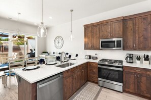 Fridge, microwave, oven, stovetop - Ocotillo Springs Resort 45, Southern Comfort, Private Pool, Hot Tub, & Community Pool (Santa Clara)