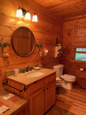 Combined shower/bathtub, jetted bath, hair dryer, towels - Cozy Cabin w/ great views, and close to Aska hiking trails!- Blue Ridge (Blue Ridge)