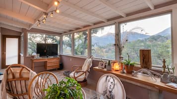 Smart TV, chimenea, reproductor de DVD y tenis de mesa