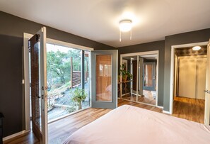 3 soverom, skrivebord, strykejern/-brett og reiseseng for barn