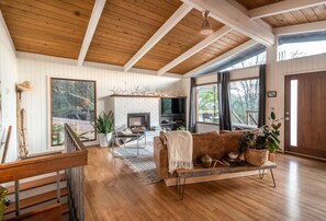 Älytelevisio, takka, DVD-soitin, pöytätennispöytä